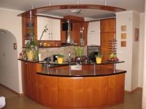 Кухня, изработена от МДФ, комбинация от естествен фурнир бук и полиуретанова боя.